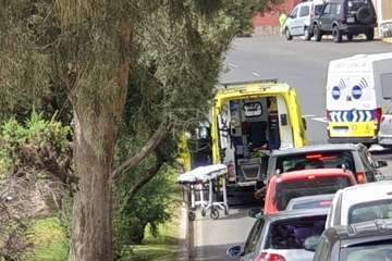 Aparatosa caída de un ciclista en Melenara (Telde)/TA.